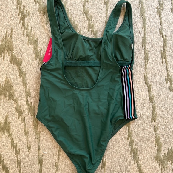 One piece - Picture 3 of 3